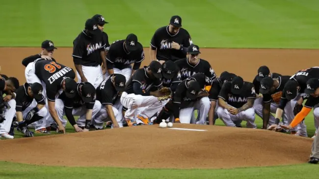 Jugadores de Miami Marlins se arrodillan en memoria de José Fernández