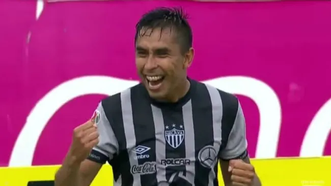 Jesús Isijara celebra su golazo frente a Jaguares