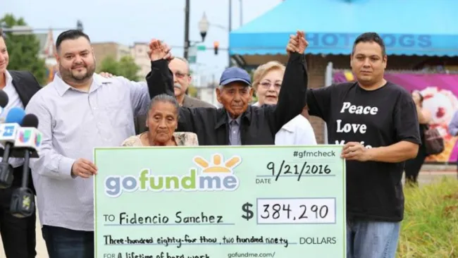 Don Fidencio Sánchez y su esposa reciben el cheque