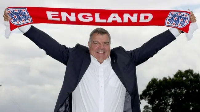 Sam Allardyce posa con la bufanda de Inglaterra