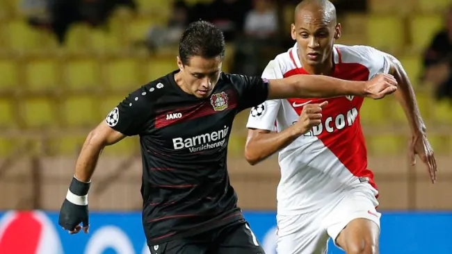 Chicharito conduce el balón en juego contra el Mónaco
