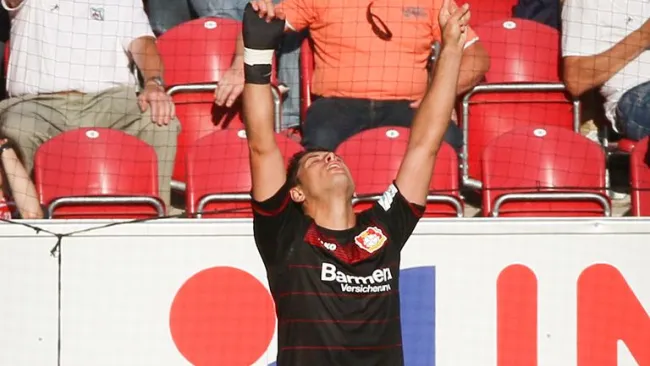 Javier Hernández celebra tras abrir el marcador contra Mónaco