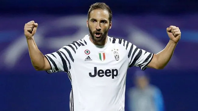 Higuaín celebra su anotación contra el Dinamo Zagreb