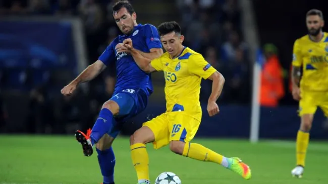 Héctor Herrera disputa un balón con Christian Fuchs 