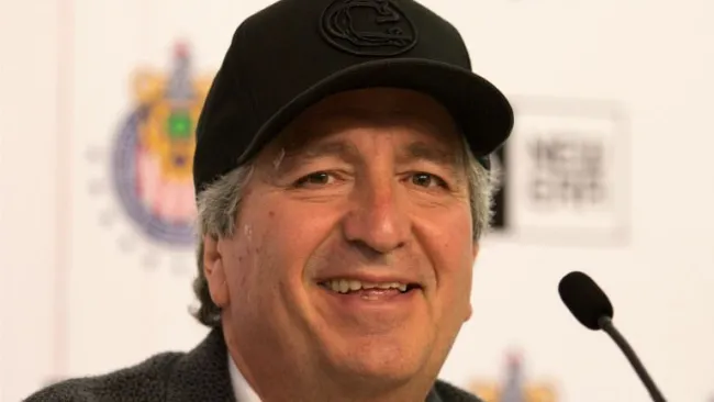 Jorge Vergara durante la presentación de los nuevos diseños de gorras de Chivas