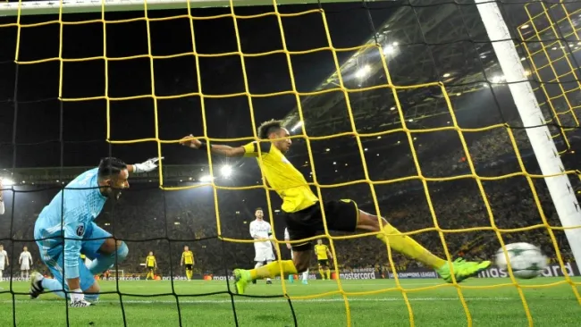 Navas observa la anotación de Aubameyang tras su error