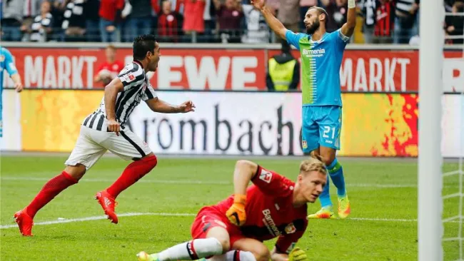 Marco Fabián celebra un gol con el Frankfurt