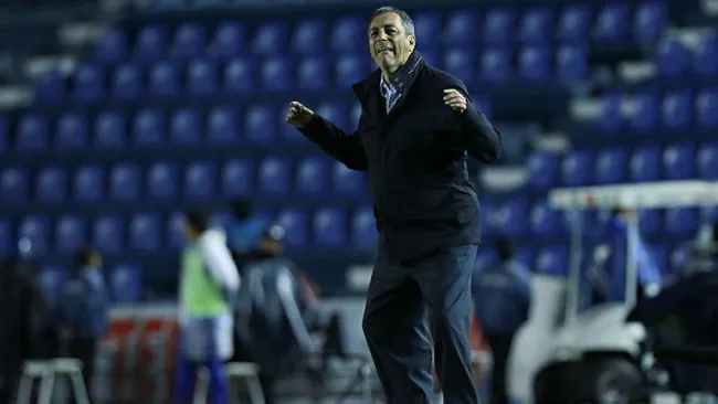 Tomás Boy realiza baile en juego de Cruz Azul 