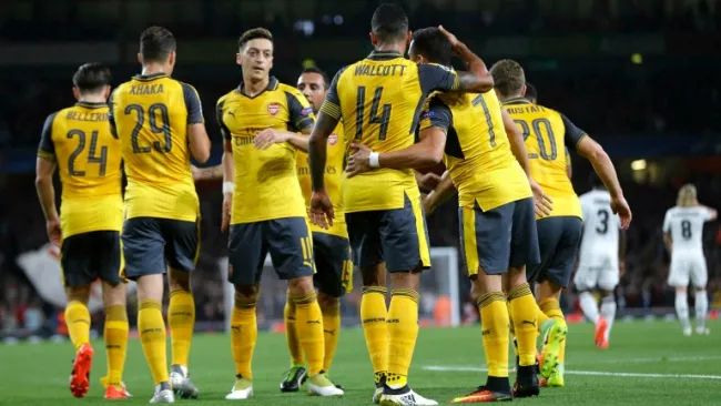 Jugadores Gunners felicitan a Theo tras su doblete