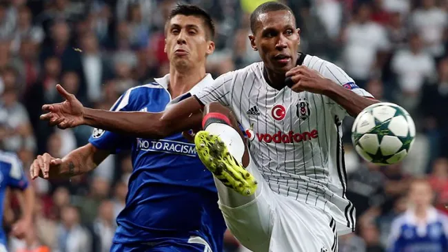 Marcelo intenta controlar el balón contra el Dinamo