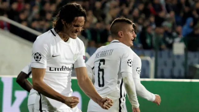 Edinson Cavani festeja un gol con el PSG