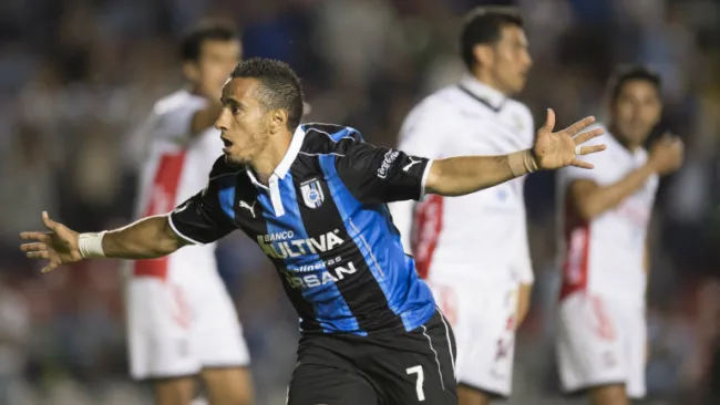 Camilo Sanvezzo festeja anotación contra Lobos BUAP 