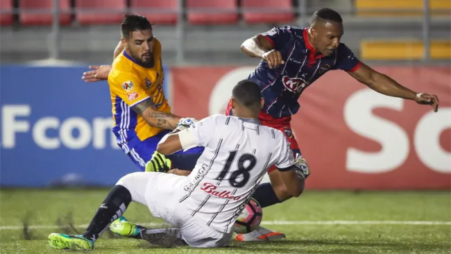 Delort intenta marcar para Tigres