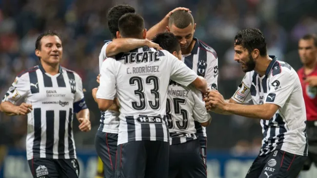 Jugadores de Rayados festejan un gol contra Don Bosco