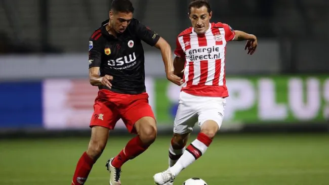 Guardado controla el balón en juego del PSV