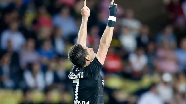 Javier Hernández festeja su gol contra el Mónaco