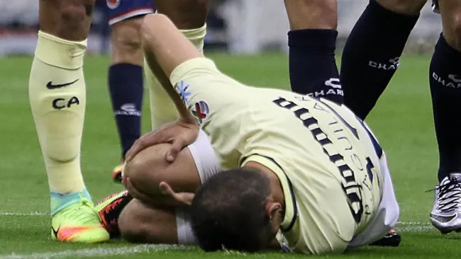 Paul Aguilar se lamenta tras lesionarse la rodilla