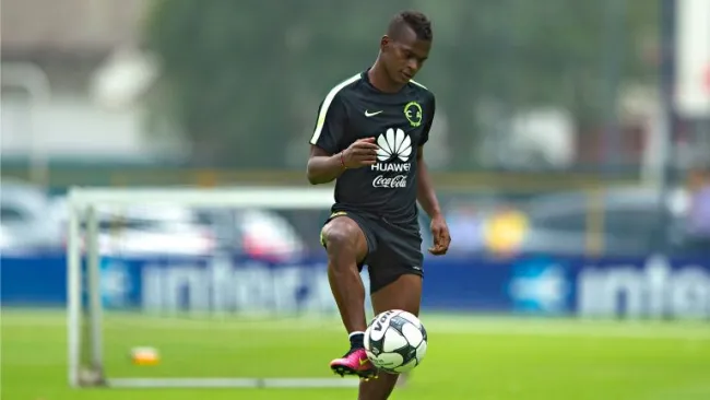 Quintero controlando un balón en Coapa