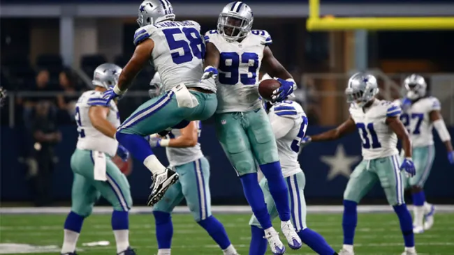Crawford y Mayowa celebrando la victoria frente a los Osos
