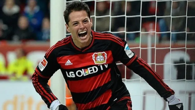 Javier Hernández celebra una anotación con el Bayer Leverkusen