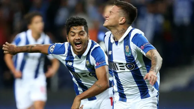 Tecatito celebra con sus compañeros un gol del Porto