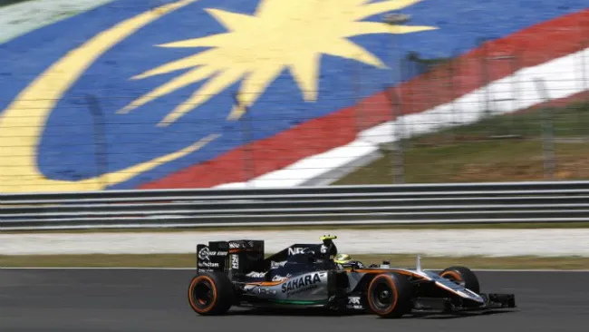 Checo Pérez durante prácticas del GP de Malasia