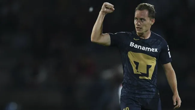 Abraham González festeja una anotación con Pumas