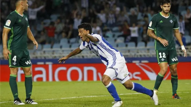 Carlos Vela celebra su gol contra el Betis en la Jornada 7 de La Liga