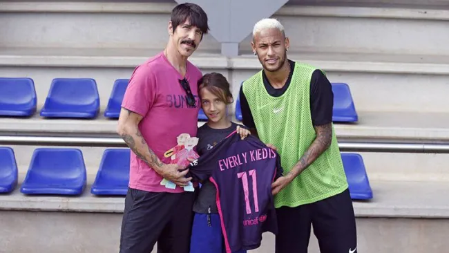 Anthony Kiedis y su hijo posan junto a Neymar