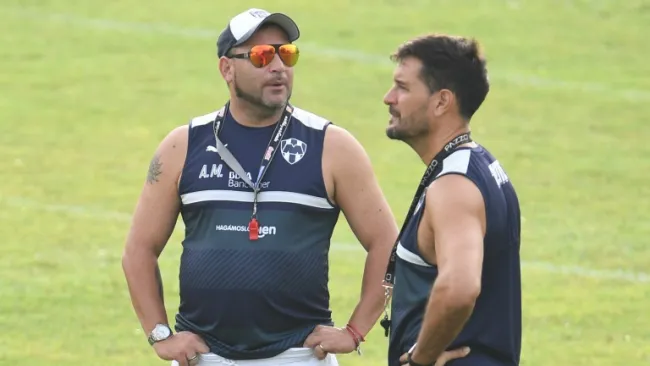 Mohamed platica en un entrenamiento de Monterrey