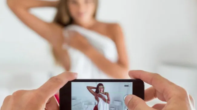 Imagen de una chica siendo grabada con un celular