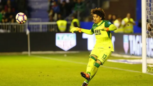 Guillermo Ochoa durante el encuentro Granada vs Alavés