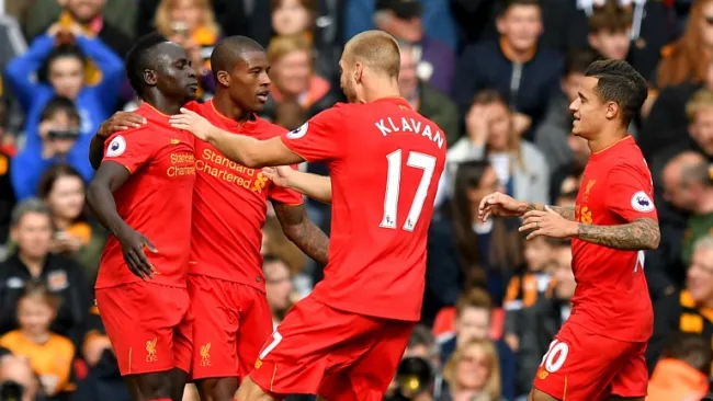 Futbolistas del Liverpool festejan un gol en la Premier