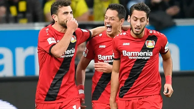 Chicharito festeja su anotación con Mehmedi 