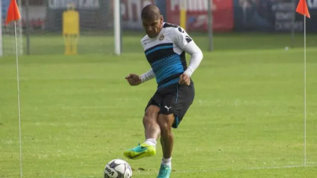 Carlos Salcido entrena con el Rebaño 