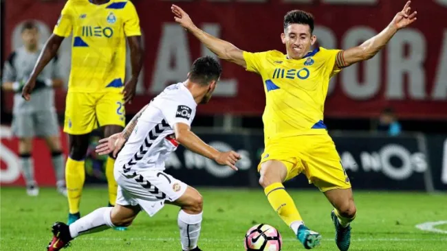 Agra y Héctor Herrera disputan un balón en el partido entre Porto y Nacional