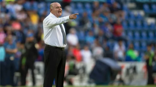 Juan Antonio Luna dando indicaciones en el juego Cruz Azul vs Veracruz