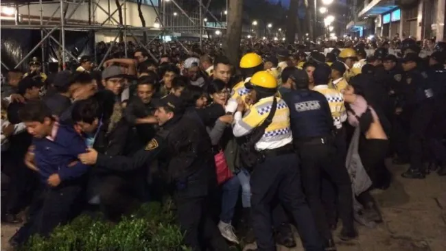 Seguidores de Roger Waters intentando acceder al Zócalo de la CDMX