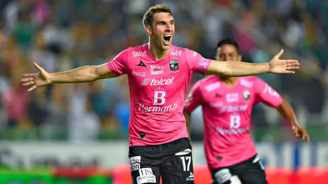 Boselli festeja un gol de León contra Tigres