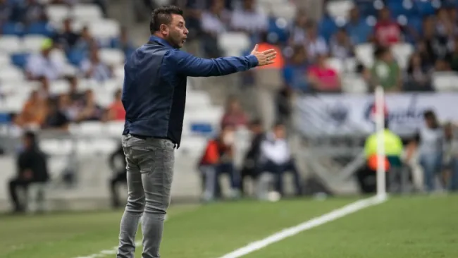 Antonio Mohamed da indicaciones a sus jugadores