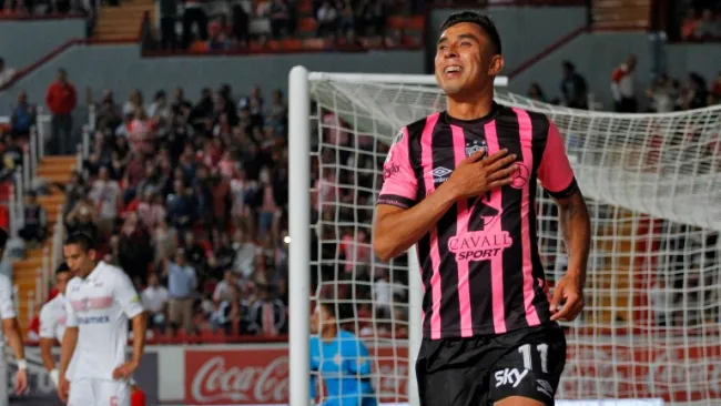 Edson Puch celebra un gol con los Rayos del Necaxa