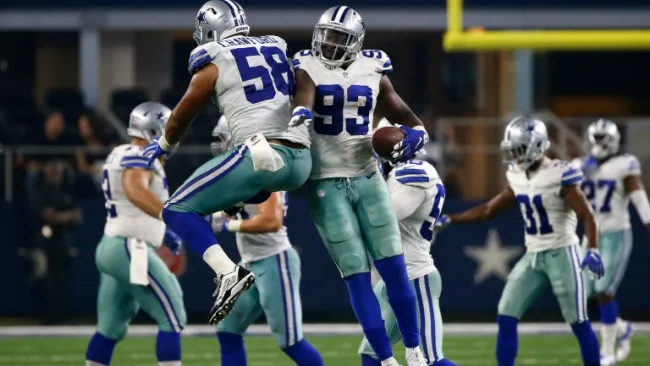 Los jugadores de los Vaqueros celebran una jugada