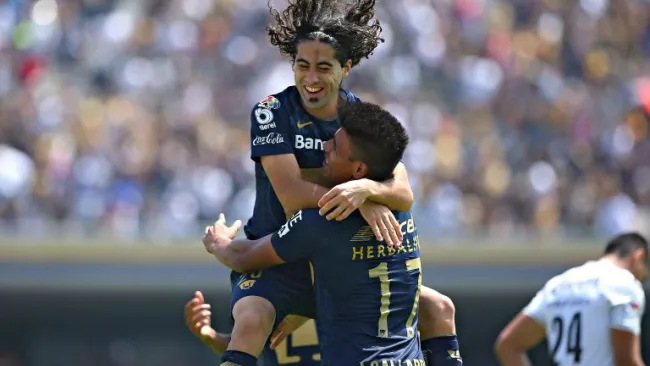 Britos celebra su gol con Gallardo