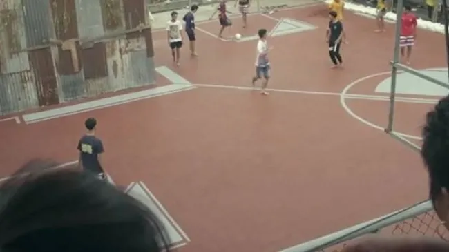 Niños jugando en una de las canchas no rectangulares