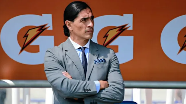 Franciso Palencia observa el partido entre Pumas y Jaguares