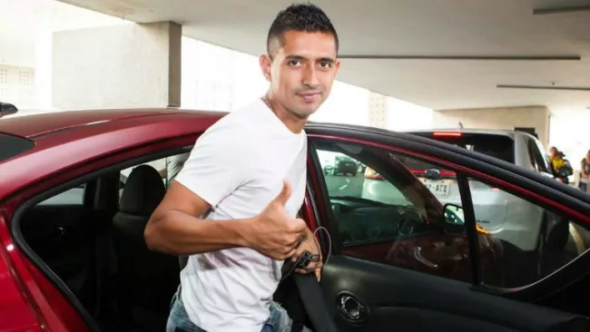 Elías Hernández durante su llegada a la Ciudad de México