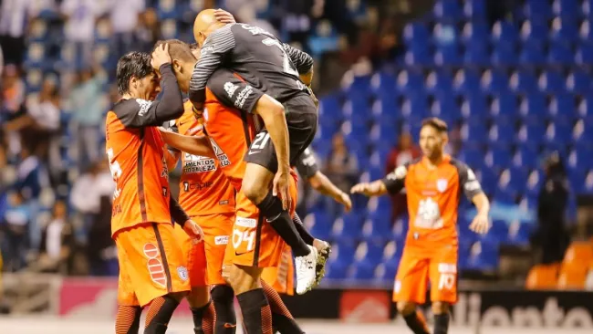 Los jugadores de Pachuca celebran el gol del empate frente a Puebla