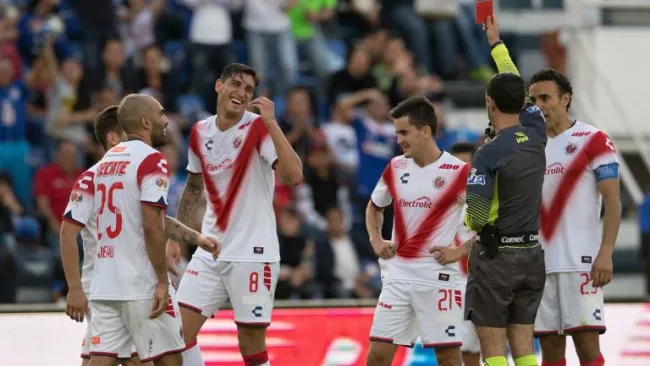 César Ramos expulsa a Gabriel Peñalba, que sonríe con ironía ante la decisión del árbitro