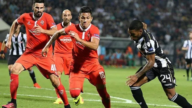 Carlos Salcedo defendiendo los colores de la Fiorentina