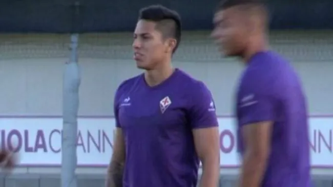Salcedo durante entrenamiento con la Fiorentina